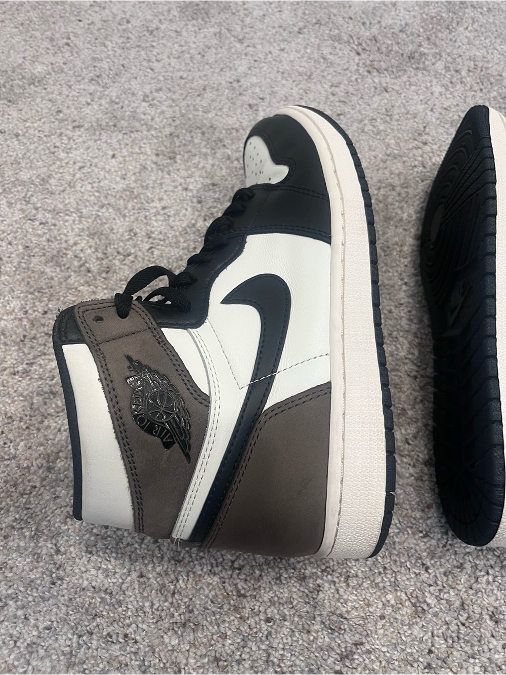 Air Jordan 1 Retro High OG Dark Mocha - Picture 14 of 16